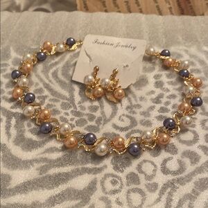 Gold and White Pearl Necklace with Elegant Design